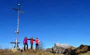 01 Alla croce di Cima Pare (1642 m) con vista in Presolana